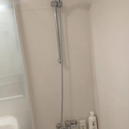Хостел Bed And Shower At Sao Joao Da Caparica *
